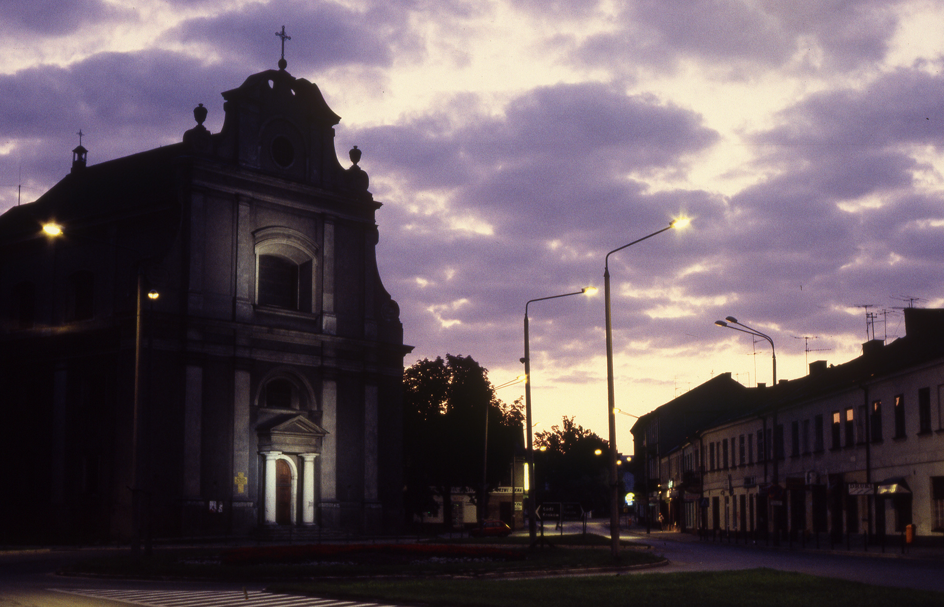 Czwarta nad ranem, a może trochę jaśniej...