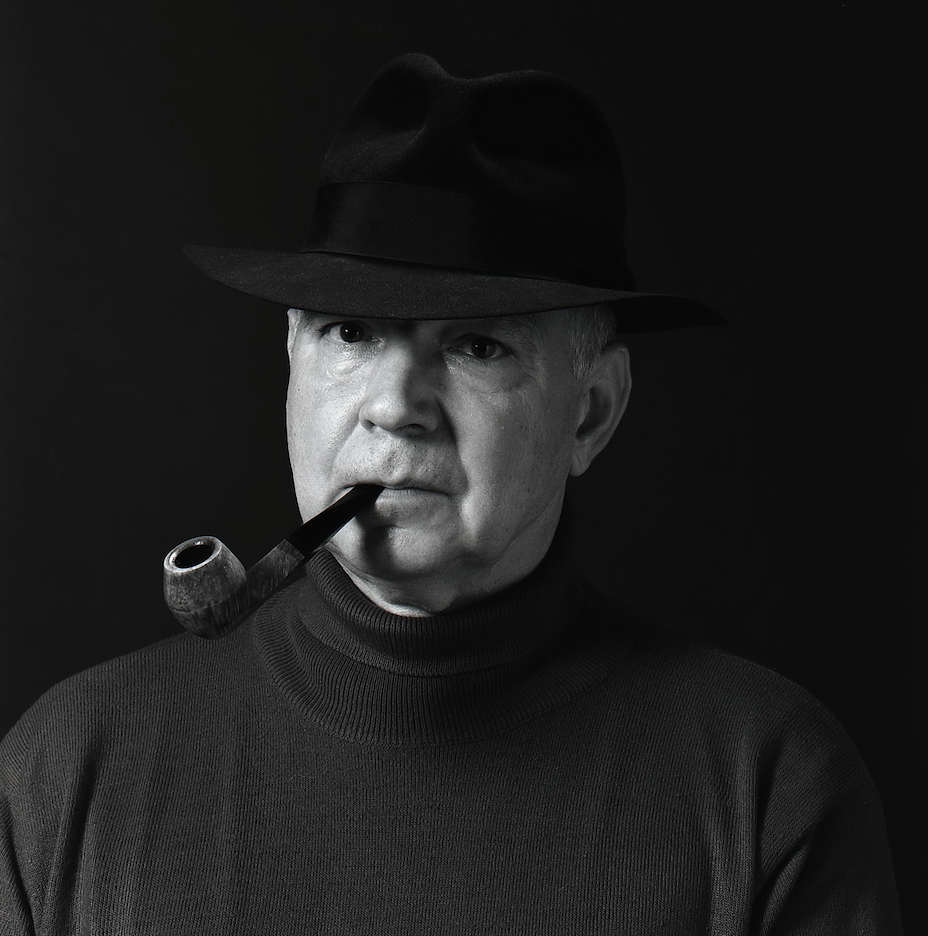 Człowiek w kapeluszu, ale z fajką