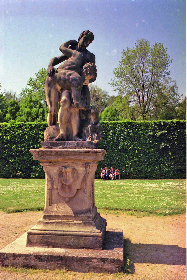 Igraszki mesko/meskie w ogrodach biskupich w Kromieryzu