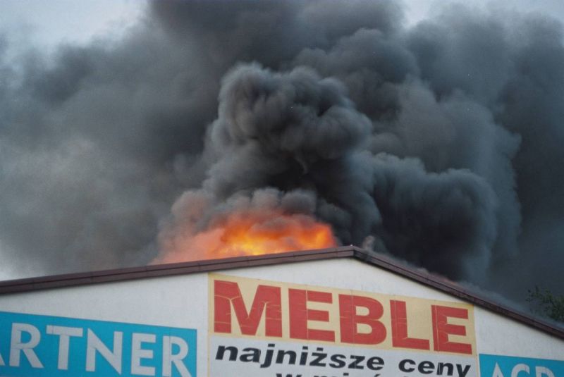 ogień w sklepie meblowym