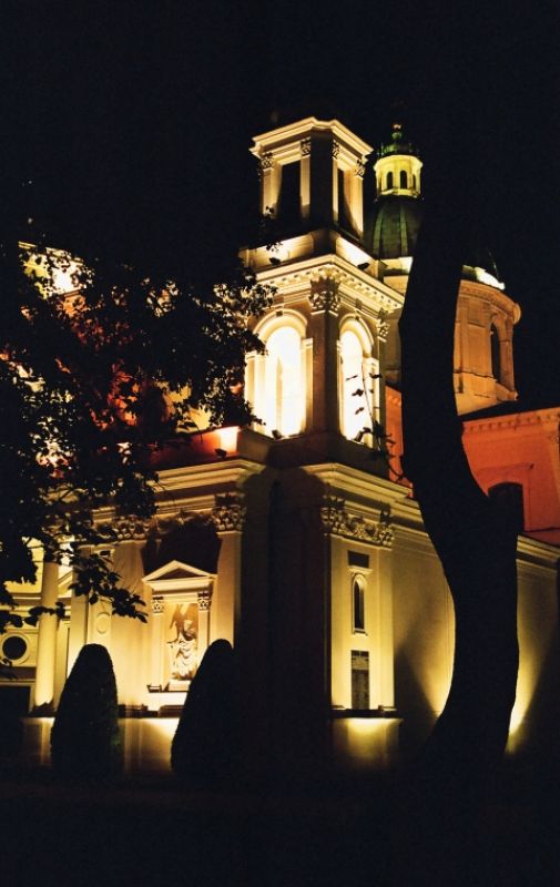 Kościół w Wilanowie nocą