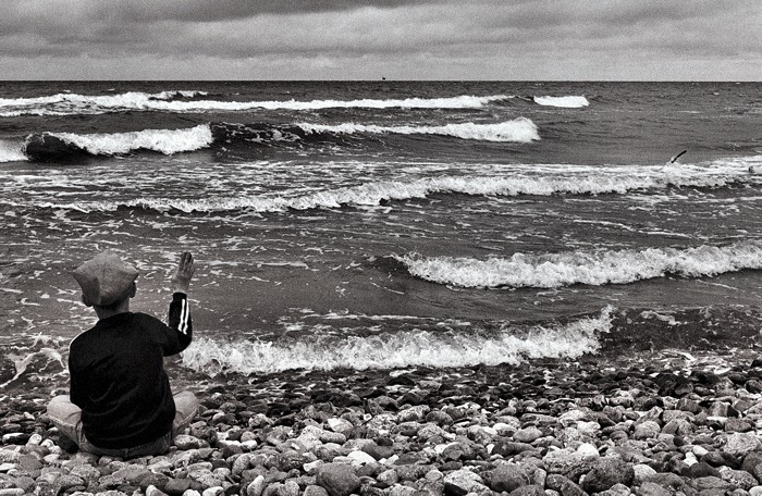 młody człowiek i morze