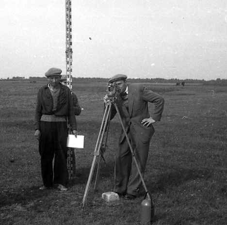 Geodeci w terenie rok 1955