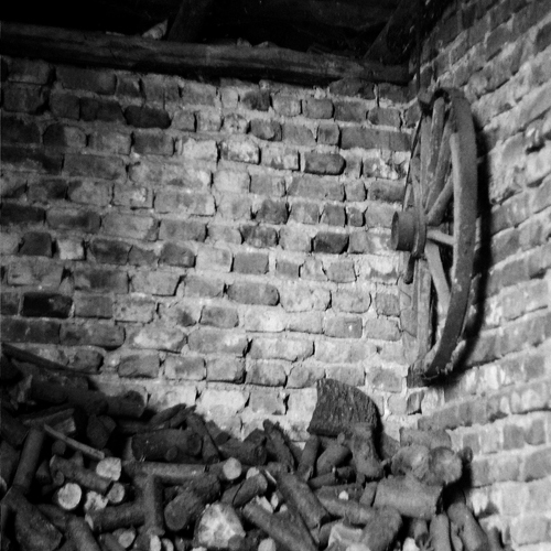 stare koło b&w