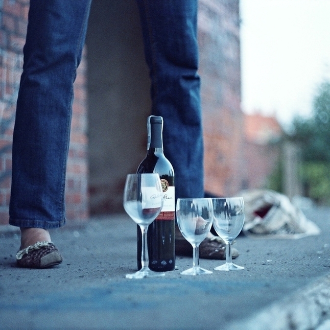 czerwone wino w kwadracie...