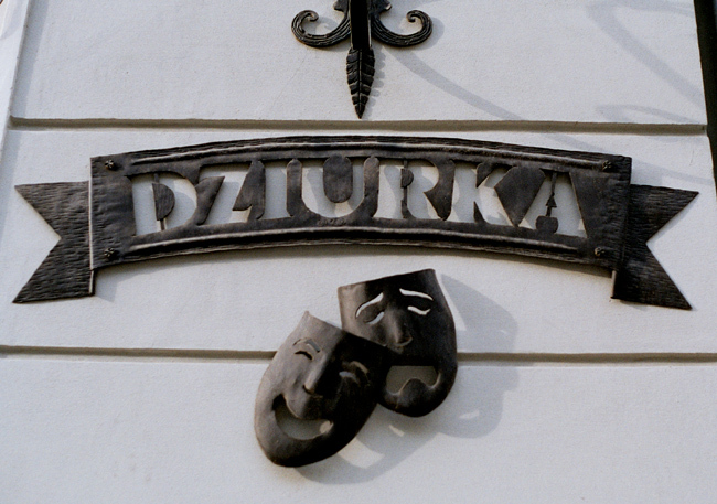sztuka stoi otworkiem