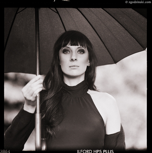 Mała lekka zwiewna dziewczynka w deszczu