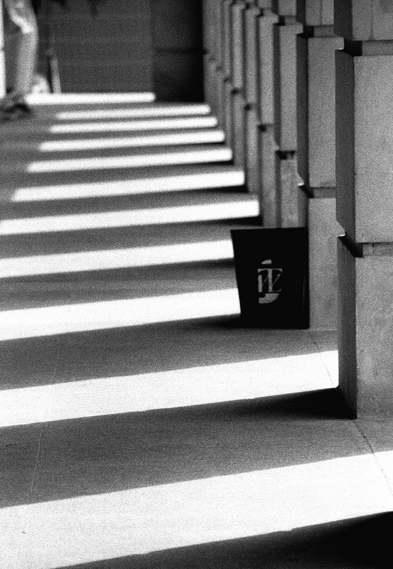 światło i cień + kosz na śmieci...