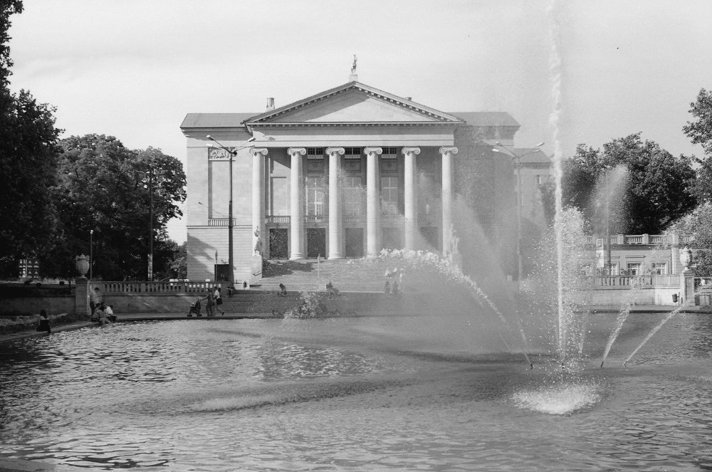 fontanna z teatrem w tle..:)