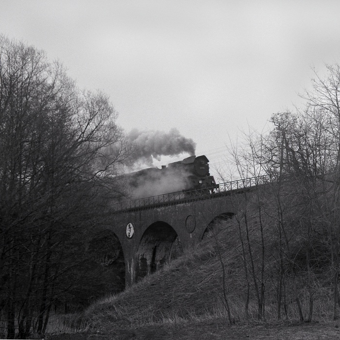 Po torze, przez most...