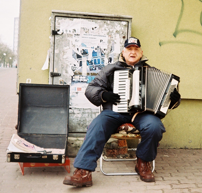 ostatni uliczny grajek