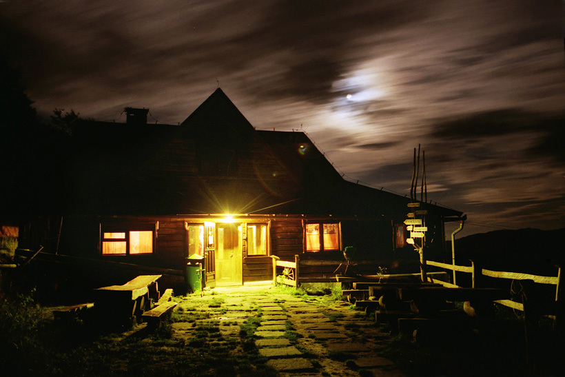 Bacówka pod Bereśnikiem nocą