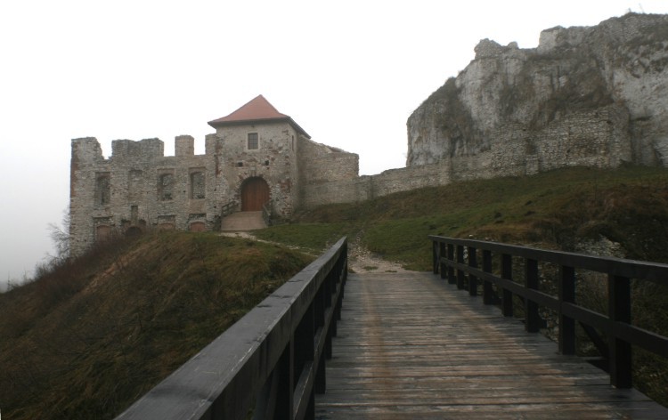 Zamek we mgle - pod Olkuszem