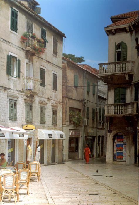 Trogir i... kobieta w czerwonym