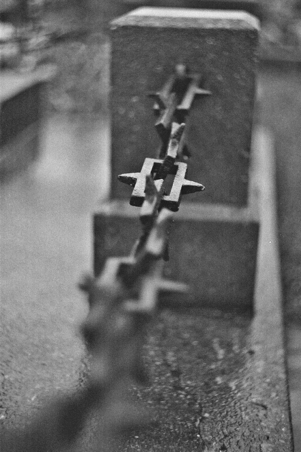 Bihajnd Cementary Gejtz