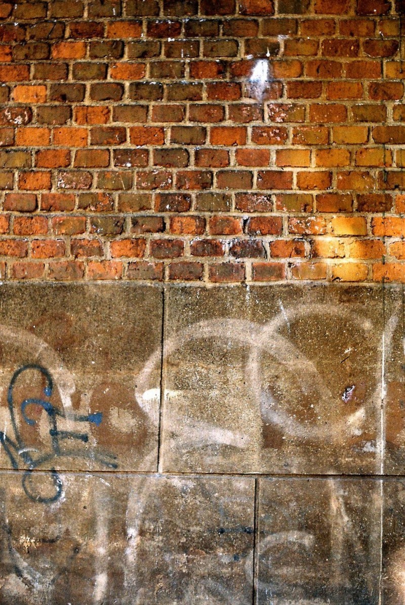 głową w który mur ?