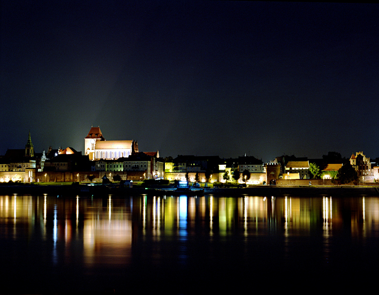 Piernikowe miasto nocą