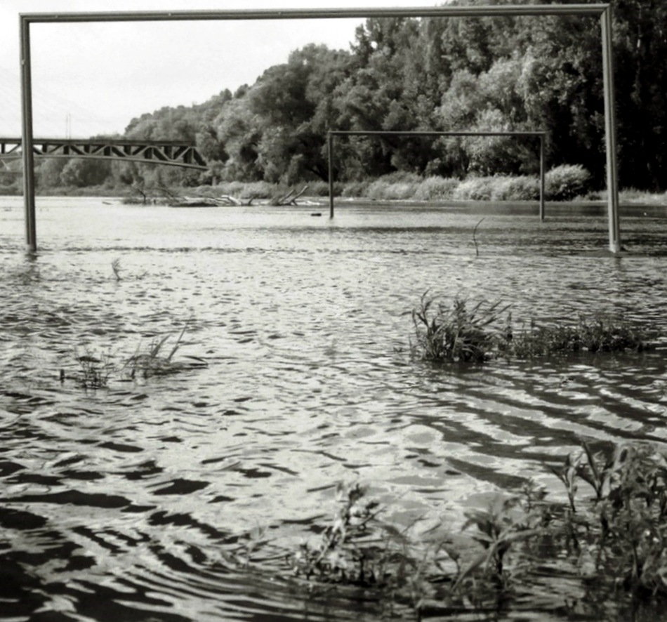 Gramy piłkę wodną czy nożną?:-))