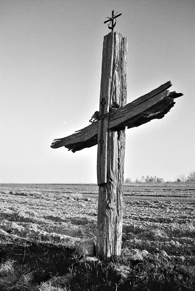 Stary przydrożny krzyż.