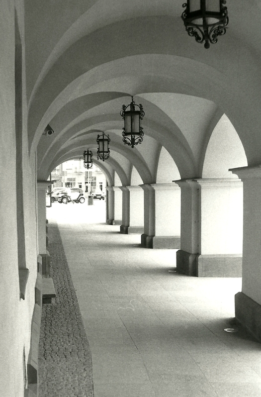 Przejście pod filarami Rynek Kielce.