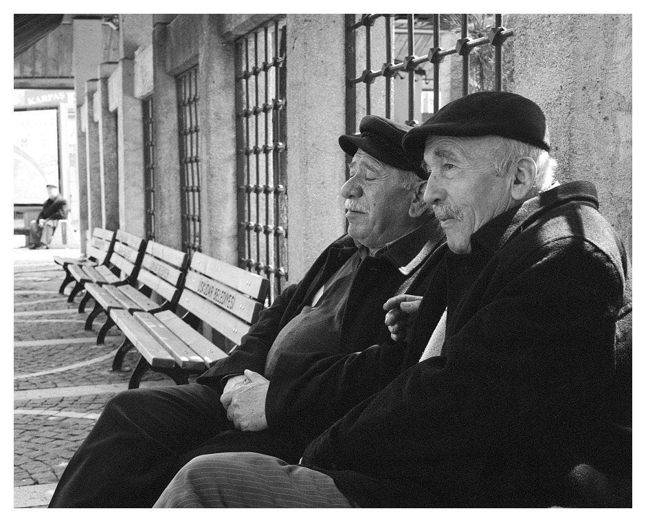 ""siedzieli rzędem staruszkowie...""