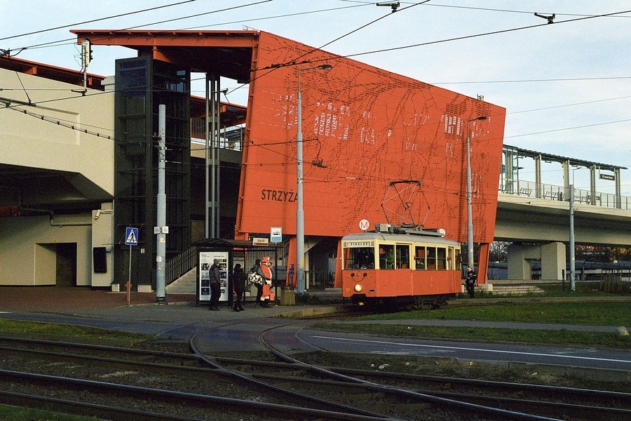 Mikołajkowy tramwaj na pętli PKM Strzyża