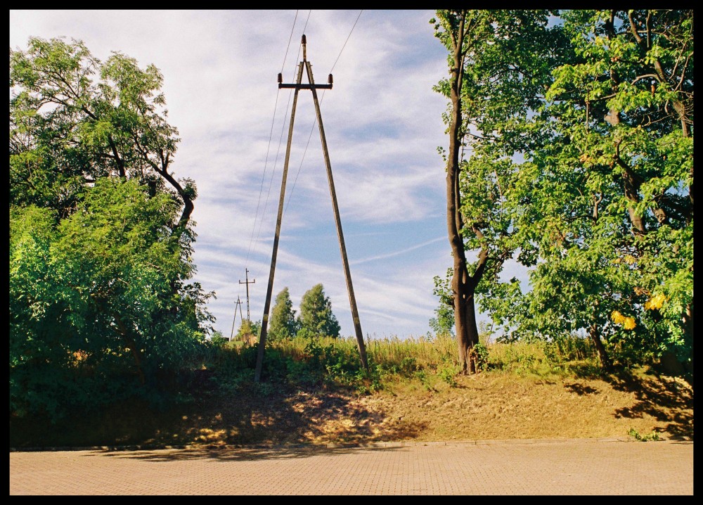 Słupy, dużo słupów.